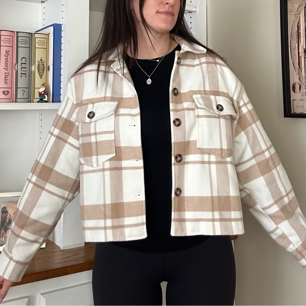 Love Tree women’s cropped shacket
Size: medium
Color: white and tan